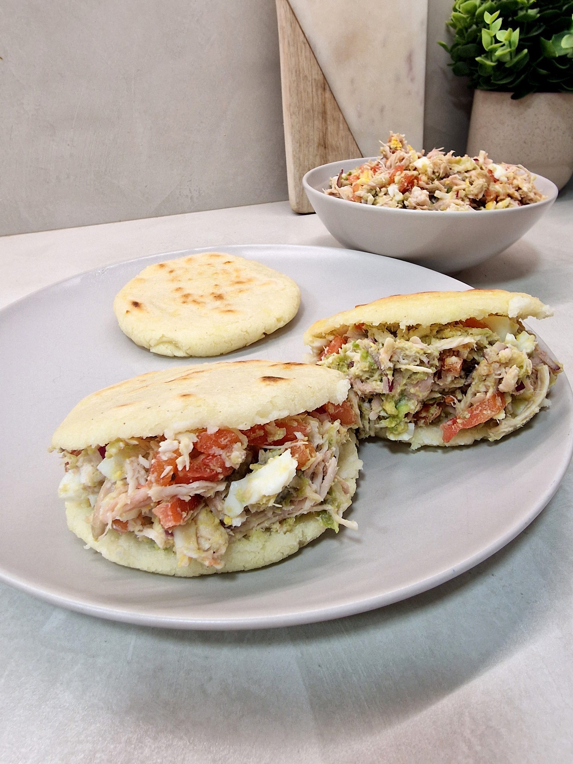 Arepas Rellenas De Pollo Desmenuzado Con Aguacate Y Huevo Sara Ruiz Arepas Rellenas De Pollo Desmenuzado Con Aguacate Y Huevo Sara Ruiz