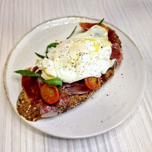 tostada-jamon-huevo-cherrys