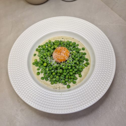 guisantes-salsa-almendras-yema-confitada