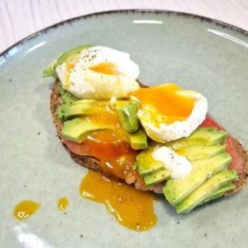 desayuno-tostada-aguacate-huevo-portada