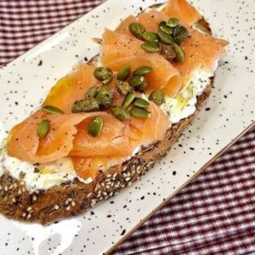 tostada-desayuno-salmon-portada