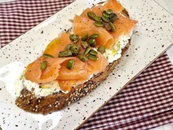 tostada-desayuno-salmon-portada
