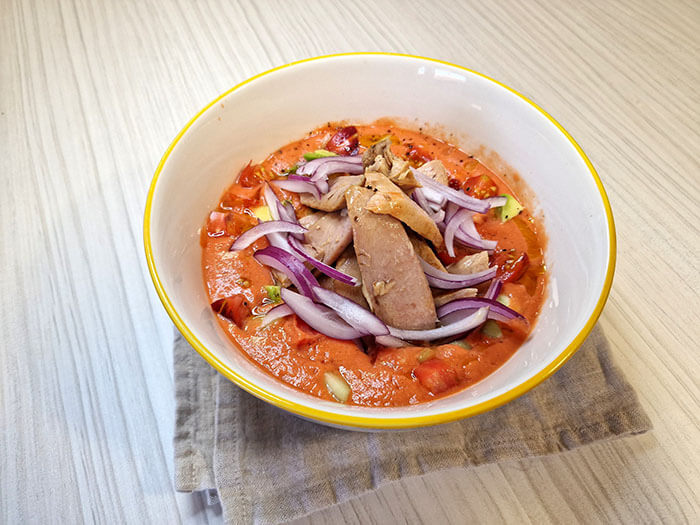 Ensalada de salmorejo y ventresca, super nutritiva